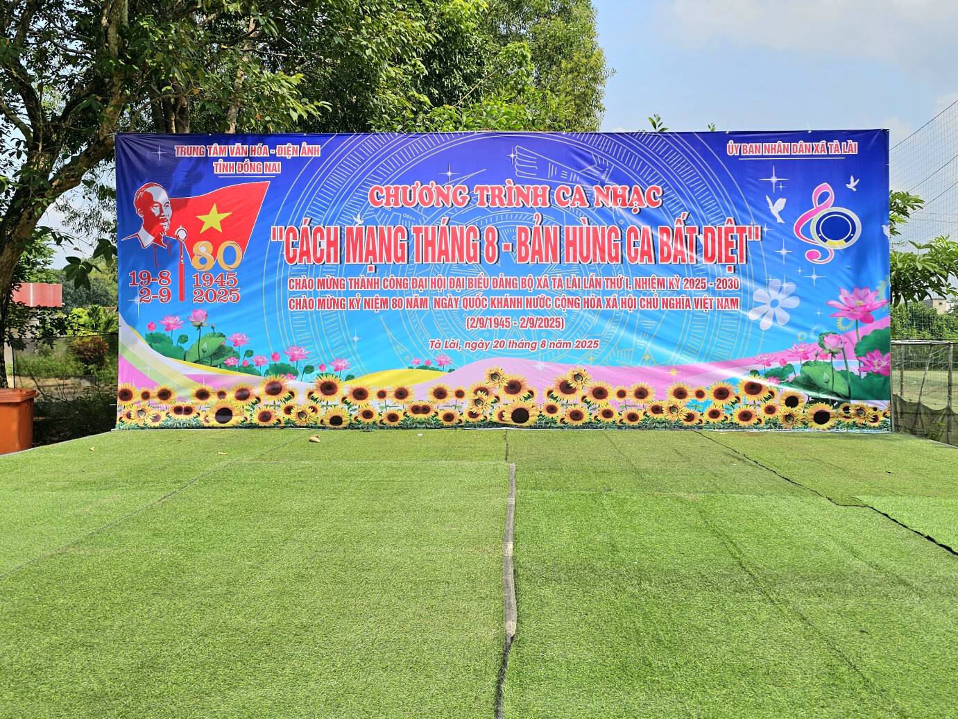 Chương trình ca nhạc đặc biệt với chủ đề: "CÁCH MẠNG THÁNG 8 - BẢN HÙNG CA BẤT DIỆT".