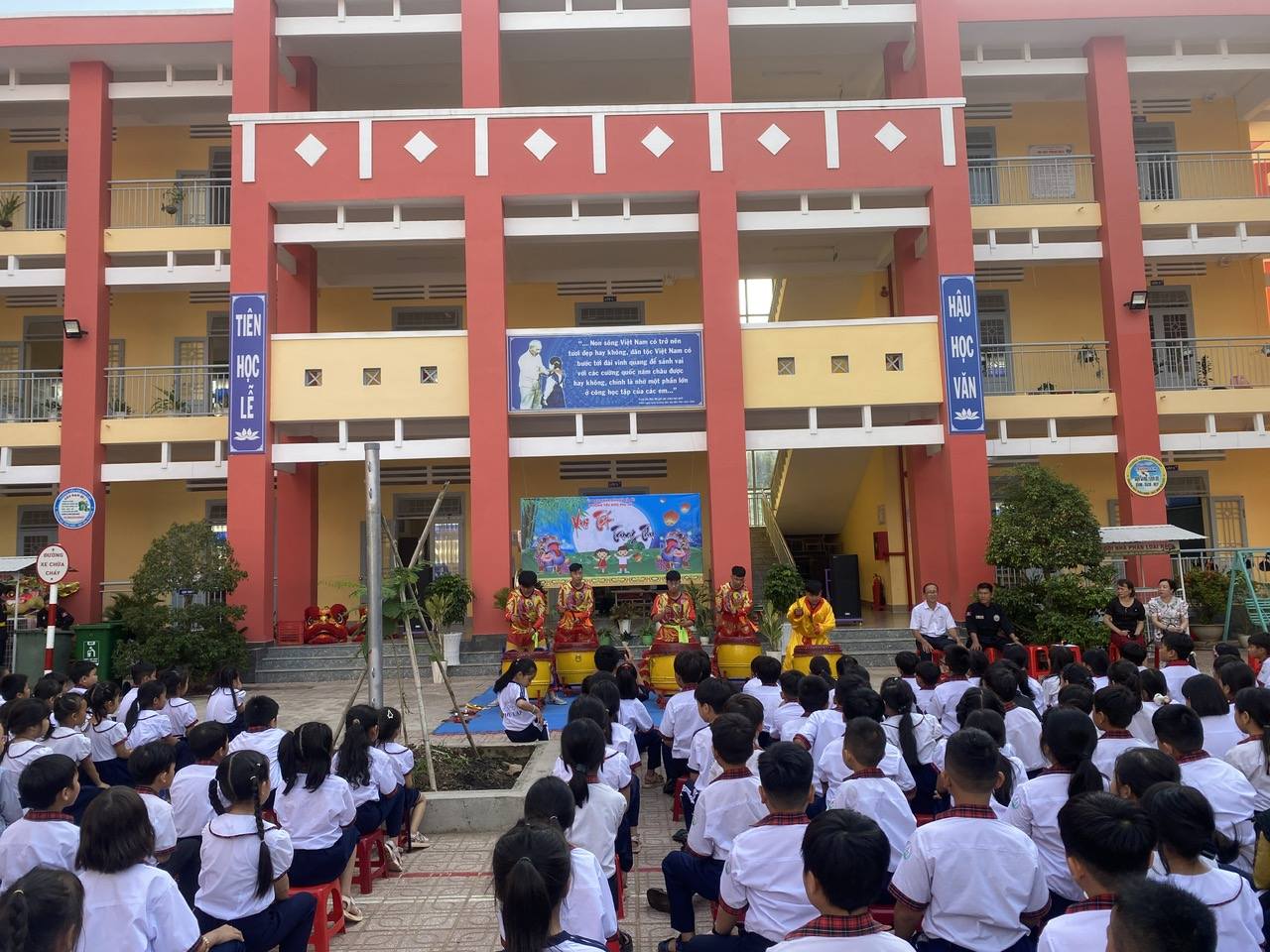 Trường Tiểu học Phú Lập tổ chức vui Trung thu 2025